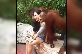 美女在景区跟猴子合影，结果反被猴子撩了，这只猴子很不老实啊。视频封面
