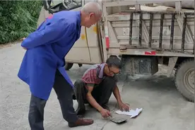 收垃圾的来了，一车你们猜卖了好多钱视频封面