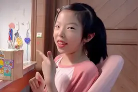 晴宝送姐姐的开学礼物，被爸妈偷偷翻看，还精心铺上拉菲草来装扮视频封面