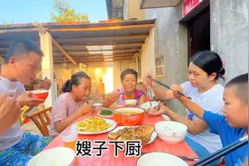 嫂子回家抢着做饭，饭菜色香味俱全，临走的时候妈妈嘱咐带这带那视频封面