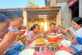 嫂子回家抢着做饭，饭菜色香味俱全，临走的时候妈妈嘱咐带这带那视频封面