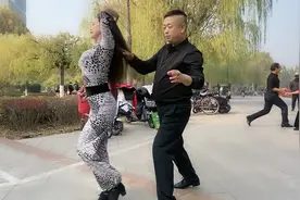 大美妞儿云天广场偶遇姐夫，和大美妞儿跳舞，姐夫忒美了视频封面