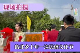 广东潮汕营老爷特色：未婚少女扛镖旗巡游  据说看上可以上门提亲