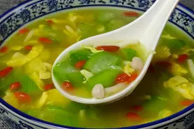 丝瓜汤最营养的做法，掌握这点小技巧，汤汁浓白不发黑，汤鲜味美