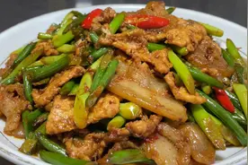 厨师长教你五花肉炒蒜苔家常做法，步骤详细，脆绿入味下酒又下饭视频封面