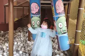 3岁女宝穿公主裙在游乐园玩什么，摔倒了还这么开心视频封面