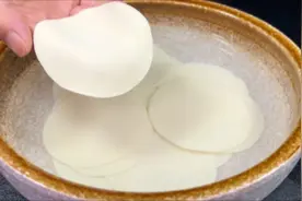 剩下的饺子皮千万别在丢掉了，放清水中泡一泡，出锅瞬间变美食