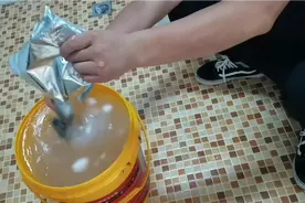 卫生间漏水不用愁，防水师傅告诉您不砸砖也能维修啦视频封面