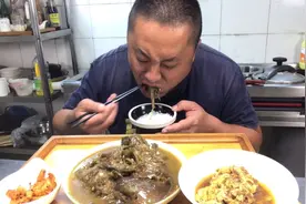 农村大哥不吃五花肉，吃一顿正常的饭，油光锃亮的大米饭，真香视频封面