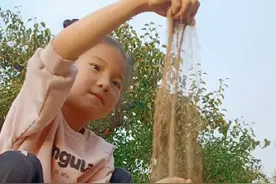安徽一女子把娃的湿衣服，用沙土埋几下，居然秒干，你见过吗？
