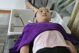 本来想记录妹妹第一次剪头发的，结果妹妹全程哭，完美！视频封面