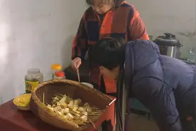 湖南的霉豆腐真的很香，冬子掀开薄膜香气就扑鼻而来，想想就好吃