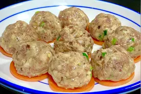 总厨教你香菇肉丸子的新做法，不炒也不油炸，鲜嫩爽滑营养又好吃视频封面