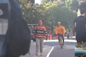 老外骑着自行车，超大声唱歌，路人什么反应？