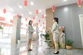 姑娘们练习蹲姿