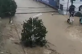 湖北多地暴雨超10万人受灾！积水最深处2.5米 有人员被困视频封面