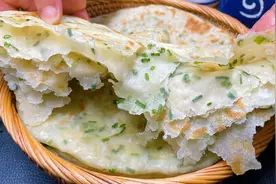 包子油条吃够了，试试这款懒人版葱油饼，不烫面，柔软多层凉不硬视频封面