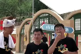 董宇辉嫉妒摄影小哥长得帅，在线帮他们征婚