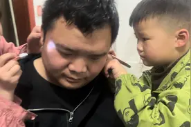 贝贝学妈妈给爸爸掏耳朵，学的太形象了逗得一家人哈哈大笑。视频封面