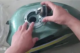 有排水孔的摩托车油箱，如果油箱容易进水，很可能是排水孔堵塞了视频封面