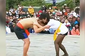黑丝大长腿对决男子的摔跤比赛，男子居然不手下留情……视频封面