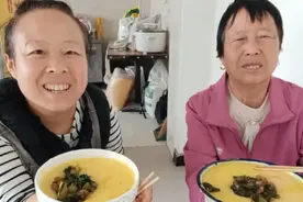 陕西人在新疆，早上做玉米榛子加上调的绿菜，娘俩一人一碗，美很