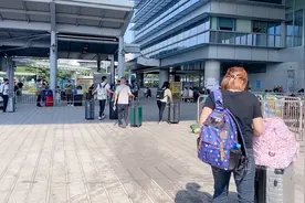实拍香港打的去深圳湾口岸的路上，大家都是大包小包的，归家心切视频封面