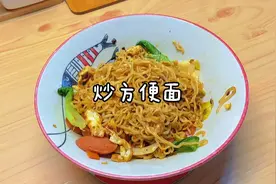 简约版炒方便面做法，味道真的绝，厨房小白都可以轻松搞定