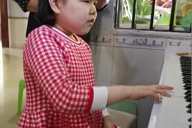 小美女小网红，陈师妤他会唱歌也会弹钢琴，加油😊