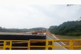 看到衡阳到道县高速公路修建，路基雏形已现，在小水沟旁等抓小鱼视频封面