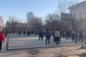 哈尔滨香坊区亚麻体育场早晨晨练视频封面