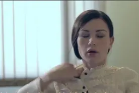 程序猿意外发现鼠标跑出屏幕，还可以修改旁边请假条，恶搞女秘书视频封面