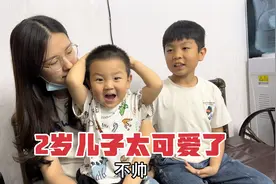 潮汕一家四口在惠州，带俩儿子去理发，2岁萌娃逃避现场太机灵了视频封面