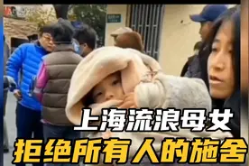 工作人员给母女送吃的，女子表示：给我们泡面干嘛，我缺的是钱！视频封面