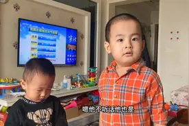 3岁小舅子教训1岁儿子，金句频出让人不敢相信，儿子委屈的低下头视频封面