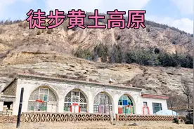 在陕北地区徒步黄土高原上的乡村，传统窑洞很漂亮，环境特别干燥视频封面
