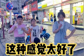 妈妈独自带4孩子逛街，喝了一杯奶茶头晕想吐，弟弟的举动太搞笑视频封面