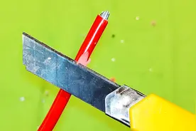 这才是用壁纸刀剥电线的正确手法，很多水电工拿反了，用着太危险视频封面