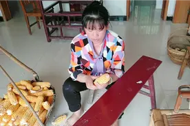 用手工剥玉米粒太吃力，农村大姐用这个简单方法省时又省力