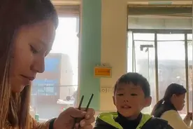 缅甸媳妇趁老公不在，带两个孩子下馆吃饭，花13块有菜有肉视频封面