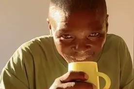 非洲酒鬼喝咖啡真是少有，非要放上盐才行，说特别特别好喝视频封面