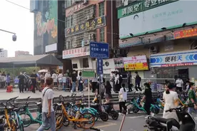 实拍广州白云区江夏村现状，带大家看看，广州城中村上班早高峰视频封面