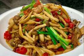 最近很火爆的孜然蘑菇，饭店一盘卖58，在家做花不到20元，真解馋