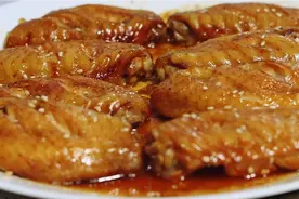 家里有微波炉就可以做的蜜汁烤鸡翅，色泽红亮、鲜嫩多汁，真好吃
