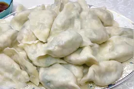 韭菜素馅水饺易出水、不好调？老厨教你正确调馅技巧，鲜香美味！