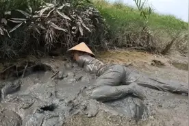 越南美女泥里摸鱼，即便鱼藏在泥土里面，也有办法抓住。视频封面