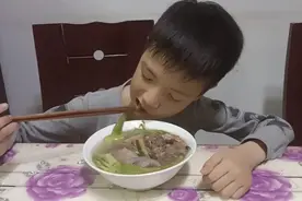 养眼漂亮的仙人球花煲汤全过程，具有润肺化痰，失眠多梦的功效。视频封面