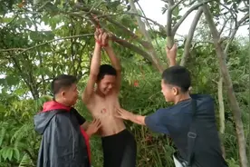 恶搞损友之小陈说他不怕痒，所以的话给他吊起来，挠他痒痒视频封面