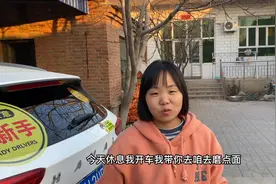 大厨休息后瞧这80后农村夫妻干活充实的一天：磨面、杀鸡、逗乐！视频封面