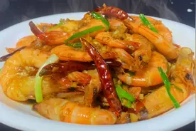 大虾不要总是白灼了，酒店大厨教你蒜蓉炒虾的秘制做法，鲜美入味